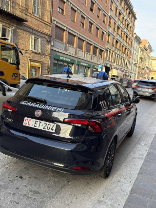 Macerata - Fugge all’alt dei carabinieri, fermato dopo un inseguimento: denunciato 54enne